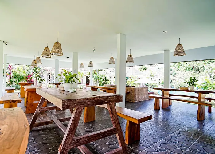 Agung Wiwin & Restaurant 3* 坎古